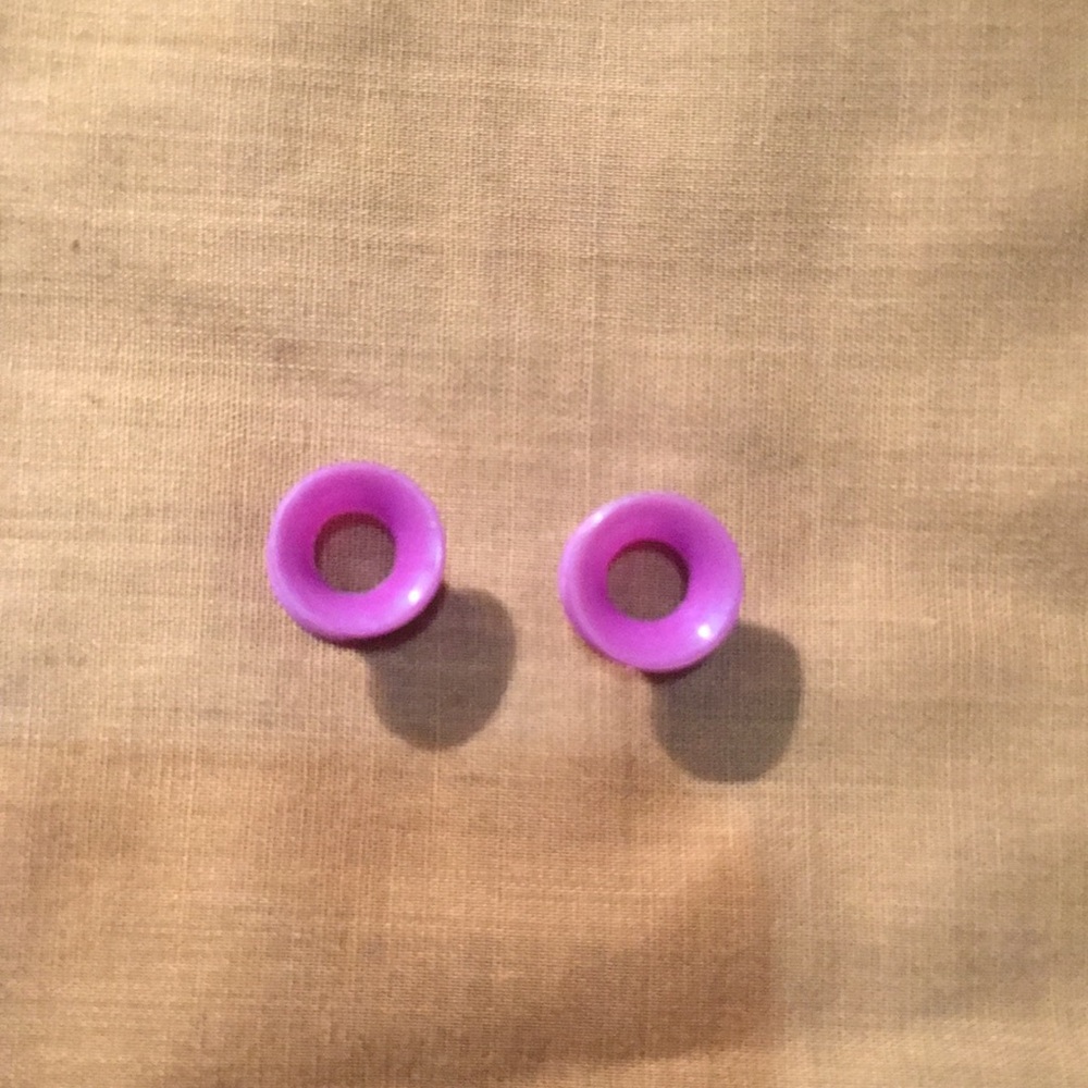 Size 0 purple plugs gauges